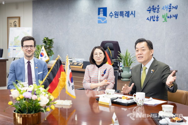 이재준 시장과 마르틴 호른 시장이 환담하고 있다. @수원시