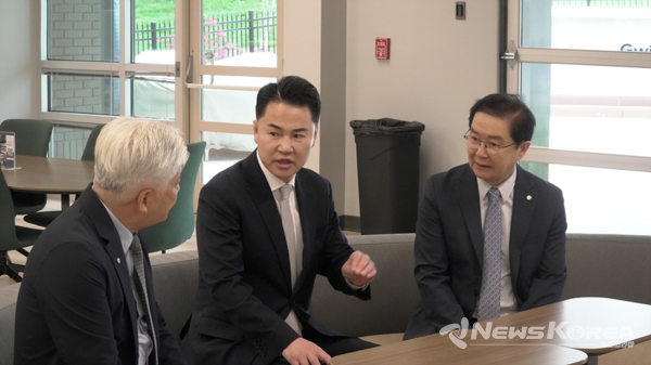 ▲오언석 도봉구청장(가운데)이 박형권 세계한인무역협회 월드옥타 미대륙 회장(왼쪽), 박남권 세계한인무역협회 월드옥타 애틀랜타 명예회장(오른쪽)과 도봉구 지역 제품의 글로벌 시장 진출에 대해 논의하고 있다(2025. 4. 15., 귀넷 상공회의소) @도봉구