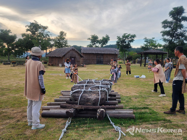 선사시대 상석 끌기를 하고 있다. @화순군