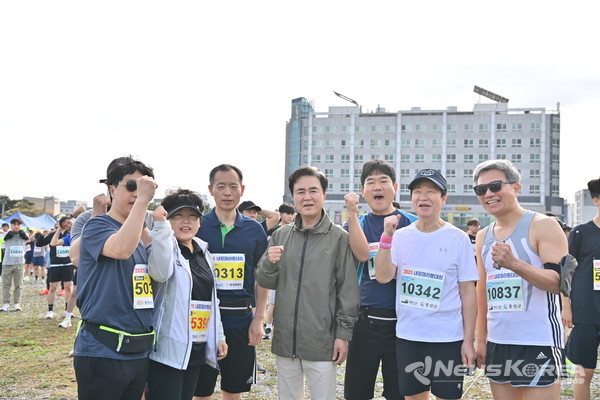 김태흠 충남도지사가 마라톤 참석자들과 함께 기념촬영을 하고 있다. @충청남도