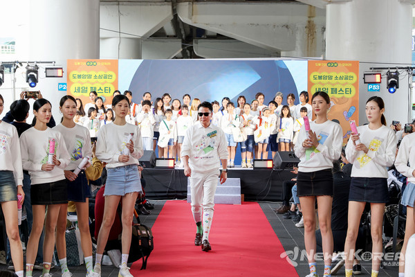 ▲오언석 도봉구청장이 지난해 10월 열린 도봉 양말 세일 페스타 무대에서 수상 양말을 신고 워킹을 선보이고 있다(2024. 10. 25. 창동역 고가하부) @도봉구