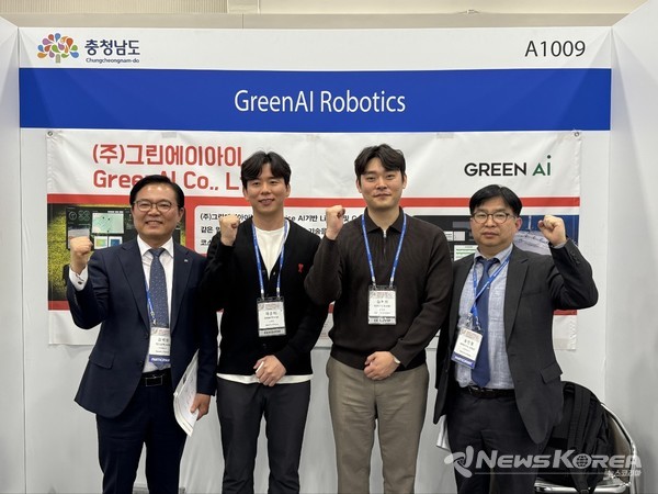 김석필 천안시 부시장 등으로 구성된 천안시 대표단이 애틀란타에서 열린 ‘2025 세계한인비즈니스대회’를 찾아 천안시 참가 기업을 격려하고 있다. @뉴스코리아 신승준 특파원