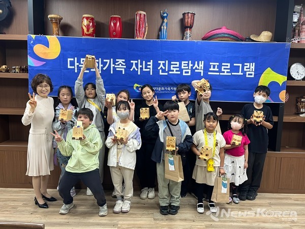 목공예 체험 프로그램 참가 아동들이 윤연한 천안시다문화가족지원센터 윤연한 센터장과 기념촬영을 하고 있다. @천안시다문화가족지원센터