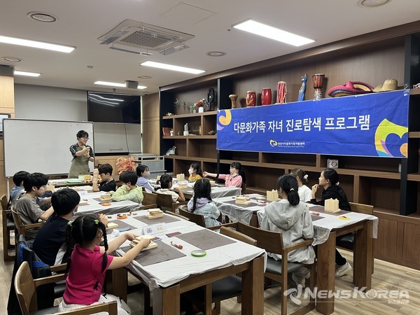 목공예 체험 프로그램에 참여중인 아동들 @천안시다문화가족지원센터