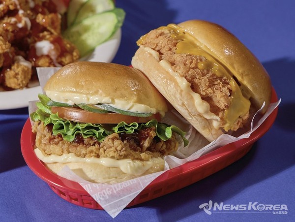 ▲두툼한 치킨 패티와 신선한 채소, 치즈가 조화를 이루는 프리미엄 치킨버거 – 보기만 해도 입맛을 자극하는 구성. @뉴스코리아 신현권 특파원