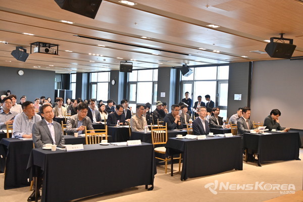 충청남도와 한국무역협회는 23일 천안 라마다 앙코르바이윈덤호텔에서 ‘2025 수출기업 최고경영자(CEO) 포럼’을 개최했다. @충청남도