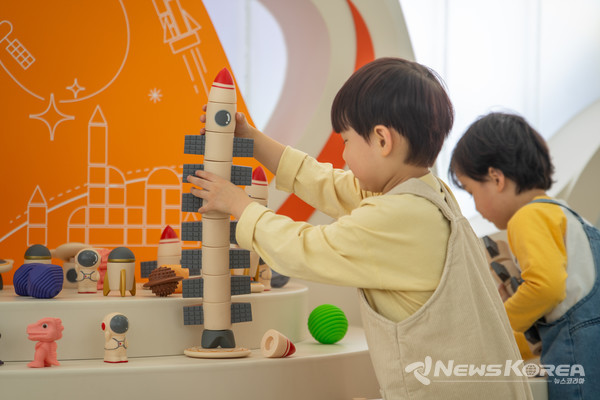 ▲도봉구 지역 아이들이 서울형 키즈카페 쌍문2동점에서 우주 놀이 체험을 하고 있다. @도봉구
