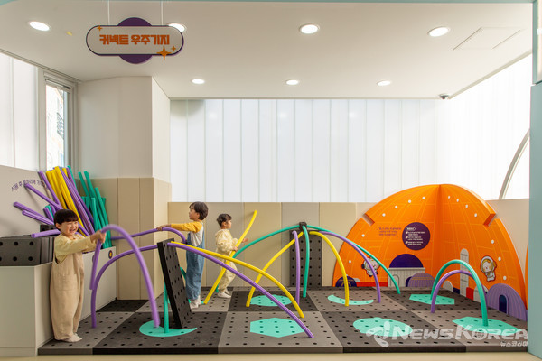 ▲도봉구 지역 아이들이 서울형 키즈카페 쌍문2동점에서 우주 놀이 체험을 하고 있다. @도봉구