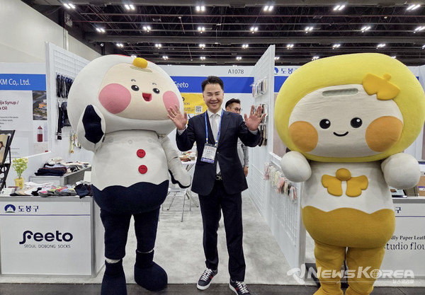 ▲오언석 도봉구청장(가운데)이 세계한인비즈니스대회 행사장 내 도봉구 기업전시관에서 구(區) 대표 캐릭터 은봉이‧ 학봉이와 사진을 찍고 있다. @도봉구