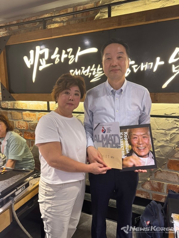 모국방문단이 준비한 선물 전달 @재외동포청