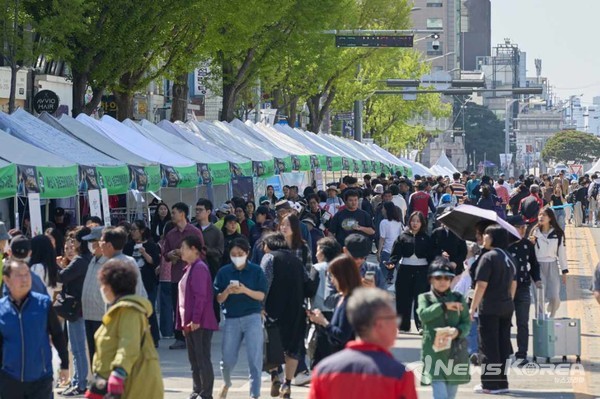 체험부스를 관람하는 관광객들  @아산시