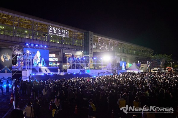 온양온천역 주무대에서 열린 ‘이순신 축제’ 개막식 관람 모습 @아산시