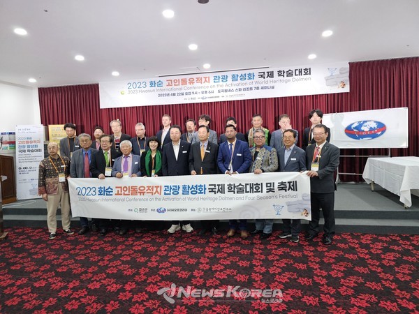 사진 중앙 하얀색 운동하를 신은 이가 구복규 화순군수 @뉴스코리아 최신 기자