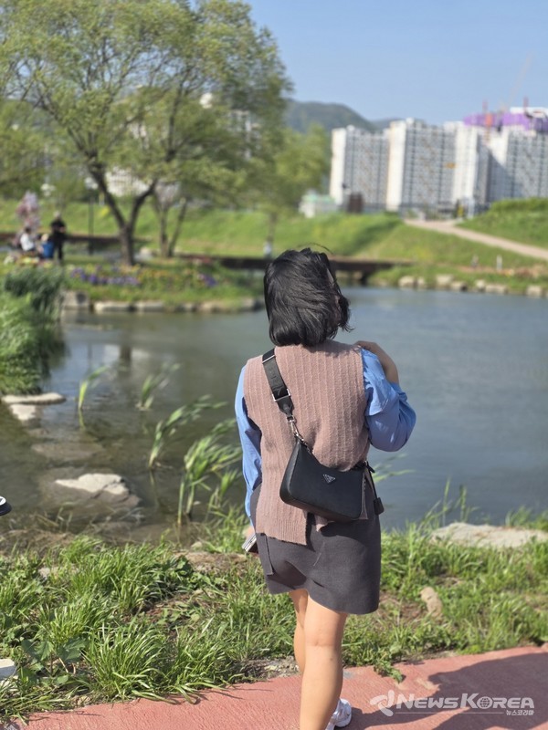 꽃강 산책로 맞은편에 아파트 단지가 보인다. 여느 도시의 풍경과 진배 없는 화순의 풍경이다. @화순군