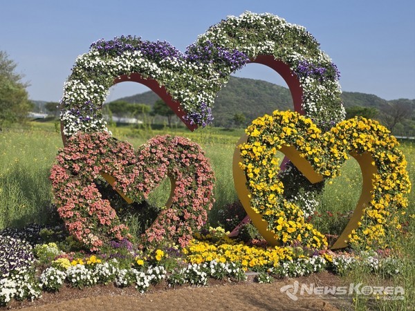 꽃강 산책로에 조성된 화려하게 장식된 꽃장식 아치는 방문객들의 발길을 붙잡는 사진 맛집이다. @화순군