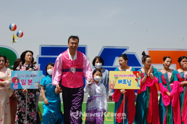 전라남도 화순 고인돌 축제에서 다문화 가정 출신 공연팀들이 리허설 공연을 하고 있다. @뉴스코리아 권순철 기자