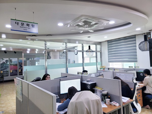 화순군 가정활력과 다문화팀 사무실 모습 @화순군