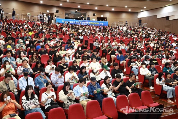 청년 및 신혼부부 만원 임대주택 입주자 추첨이 열리고 있는 추첨장 내부 모습. @화순군