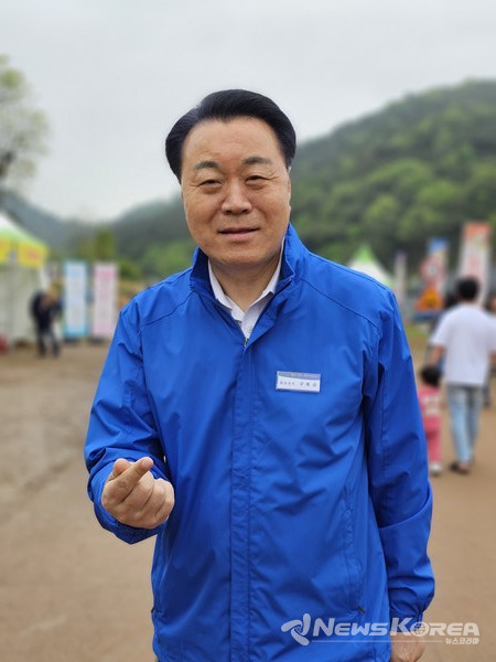 휴일 오후 행사장을 찾은 구복규 화순군수를 직접 만나 사진 한장을 부탁했다. @뉴스코리아 최신 기자