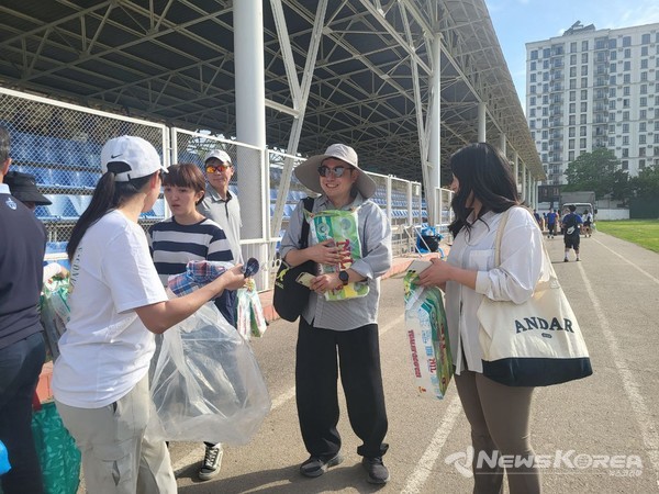 ▲타슈켄트 야까샤라이 스타디움에서 열린 한인회 체육대회가 끝난 후, 행사 관계자들이 참가자 전원에게 선물을 나누어주며 마지막까지 따뜻한 분위기를 이어가고 있다. @뉴스코리아 신현권 특파원