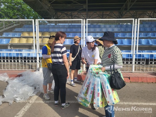 ▲타슈켄트 야까샤라이 스타디움에서 열린 한인회 체육대회가 끝난 후, 행사 관계자들이 참가자 전원에게 선물을 나누어주며 마지막까지 따뜻한 분위기를 이어가고 있다. @뉴스코리아 신현권 특파원