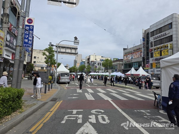41만명이 방문한 오후 풍경 치곤 한가로워 보이는 온양온천역 주변 행사장 풍경 @뉴스코리아 최신 기자 