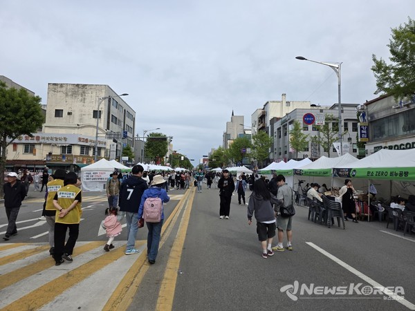 아이를 동반한 가족 나들이객들을 위한 체험 부스는 전무했다. @아산시