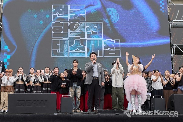 오세현 아산시장이 폐막식 무대에서 인사하고 있다.. @아산시