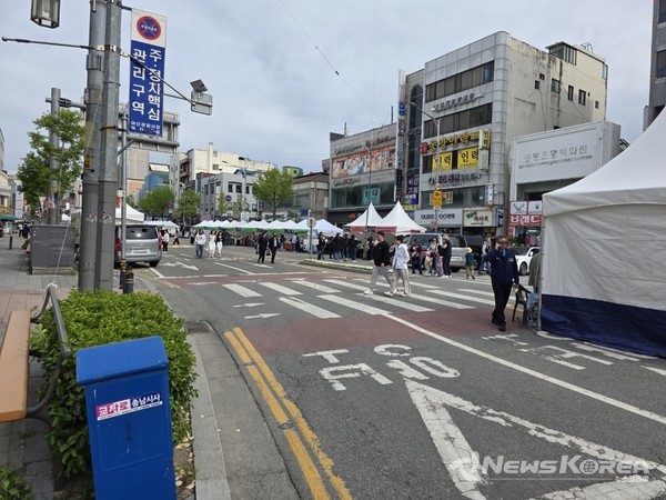 축제의 마지막 날이자 일요일임에도 행사장 진행요원의 모습이 보이지 않는다. 다들 어디에 있을까? 찾아봐도 잘 보이지 않는다...행사장을 처음 잧은 방문객들은 마땅히 안내를 받을곳을 찾는것도 쉽지 않아 보인다. @뉴스코리아 최신 기자