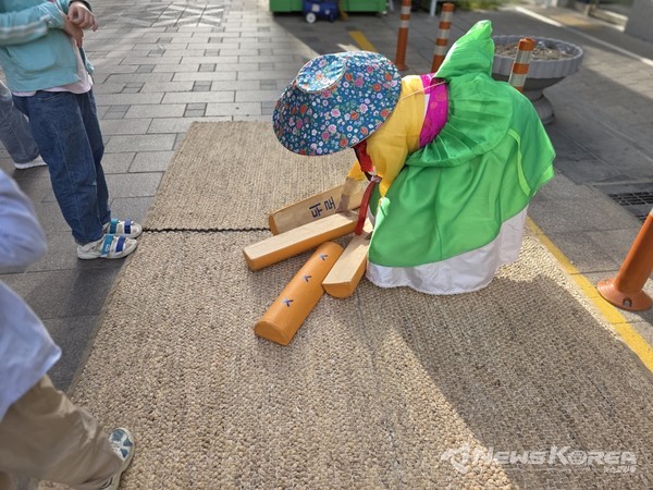 저잣거리기 팝업 이벤트에서 윳놀이와 투호에 시민들이 참여하고 있다., @뉴스코리아 최신 기자