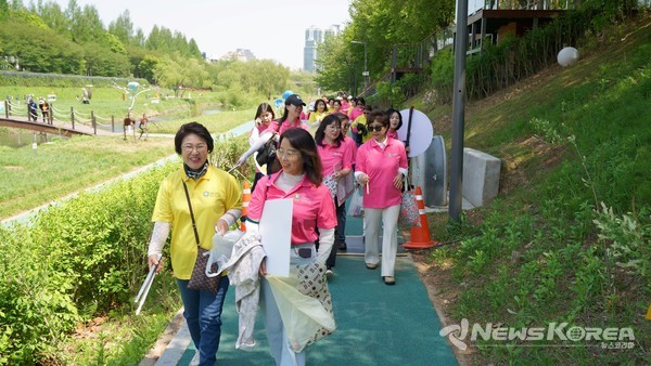 글로벌 1국 회원들이 양재천에서 플로깅 활동 중이다. @IWPG