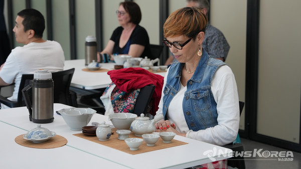 프랑스 디종 한글학교 학생이‘선비의 차茶’시간에 전통 차문화와 다도를 체험하고 있다. @한국유교문화진흥원