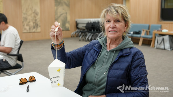 프랑스 디종 한글학교 학생이 한유진의‘유람일지’에 참여해‘선비의 글書’시간에 한글 캘리그라피를 체험하고 있다. @한국유교문화진흥원