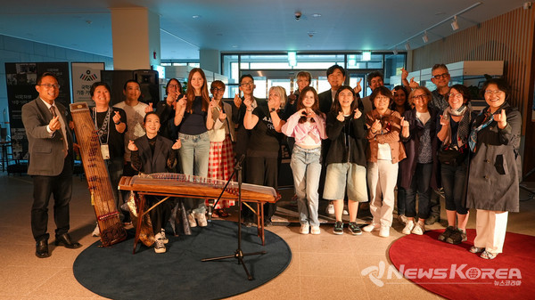 프랑스 디종 한글학교 학생들이 한유진의‘유람일지’에 참여해 가야금과 탭댄스를 결합한 퓨전 국악 공연을 감상한 뒤 기념촬영을 하고 있다. @한국유교문화진흥원