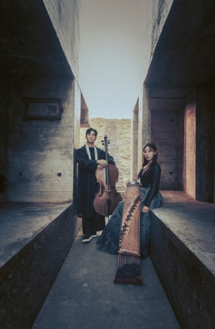 장르와 경계를 넘나들며 전통과 현대의 조화를 이루는 독창적인 음악을 선보이는 첼로가야금은 오스트리아 출신 첼로 연주자 김 솔 다니엘(Sol Daniel Kim)과 한국 출신 가야금 연주자 윤다영(Dayoung Yoon)으로 구성된 듀오다. @Seung Yull Nah