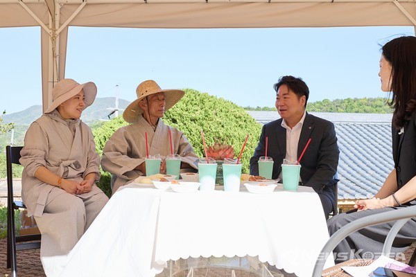 오세현 아산시장이 30일 부처님 오신 날 기념 관내 주요 사찰(송암사, 봉곡사, 봉수사)을 방문했다. @아산시