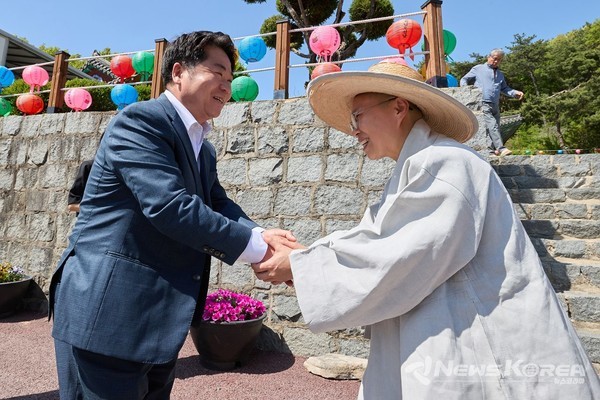 오세현 아산시장이 30일 부처님 오신 날 기념 관내 주요 사찰(송암사, 봉곡사, 봉수사)을 방문했다. @아산시