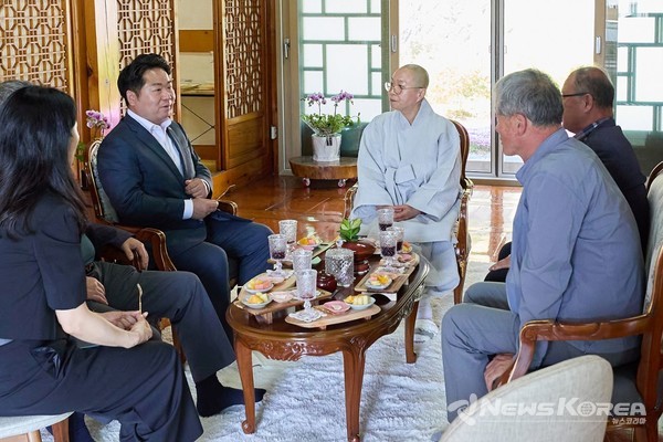 오세현 아산시장이 30일 부처님 오신 날 기념 관내 주요 사찰(송암사, 봉곡사, 봉수사)을 방문했다. @아산시