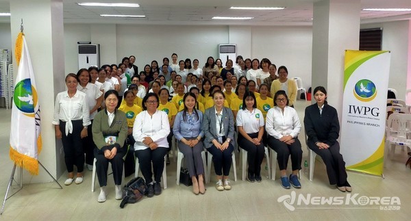 실랑 시청에서 PLTE 보수교육 및 오리엔테이션을 마친 후 참석자들이 기념 촬영을 하고 있다. @IWPG
