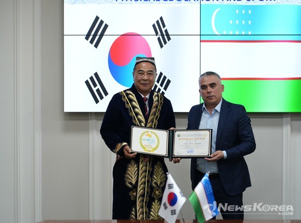 ▲2025년 5월 1일, 이우현 전 용인시의회 의장이 우즈베키스탄 국립체육대학교에서 명예박사 학위를 수여받은 뒤, 막트무존 볼타예프 총장과 함께 기념촬영을 하고 있다. @뉴스코리아 신현권 특파원