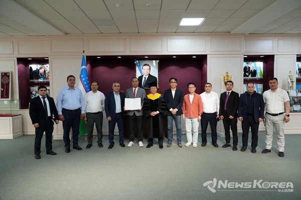 ▲이우현 전 용인시의회 의장이 우즈베키스탄 국립체육대학교에서 명예박사 학위를 수여 받은 후, 백문종 부총장 및 한국-우즈베키스탄 관계자들과 함께 기념촬영을 하고 있다. @뉴스코리아 신현권 특파원