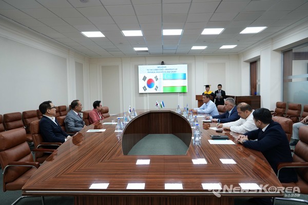 ▲우즈베키스탄 국립체육대학교에서 진행된 한-우즈베크 간 협력 회의에서 이우현 전 용인시의회 의장과 백문종 부총장을 비롯한 양국 관계자들이 회의를 진행하고 있다. 이번 회의에서는 교육 및 체육 프로젝트에 대한 한국 측 투자 협력 방안이 논의됐다. @뉴스코리아 신현권 특파원