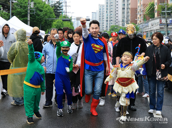 ▲슈퍼맨으로 변신한 오언석 도봉구청장이 아이들과 함께 캐릭터 퍼레이드를 선보이고 있다(2025. 5. 3. 도봉구청 앞 마들로 일대)  @도봉구