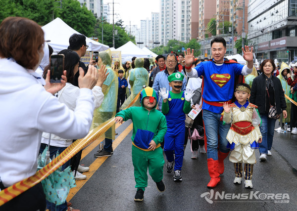 ▲슈퍼맨으로 변신한 오언석 도봉구청장이 아이들과 함께 캐릭터 퍼레이드를 선보이고 있다(2025. 5. 3. 도봉구청 앞 마들로 일대)  @도봉구
