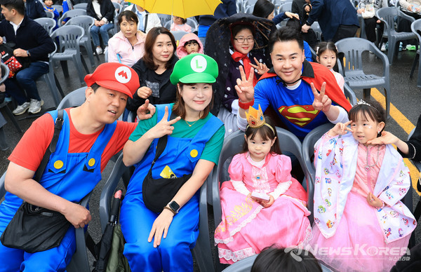 ▲슈퍼맨으로 변신한 오언석 도봉구청장이 캐릭터 분장을 한 가족 단위 방문객들과 함께 사진을 찍고 있다(2025. 5. 3. 도봉구청 앞 마들로 일대)  @도봉구