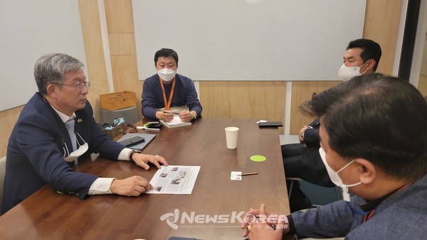 2021년 본사를 처음 방문해주신 김선훈 선교사와 본지 임직원들이 콜롬비아 현지 상황에 대해 의견을 나누고 있다,. 사진 왼쪽부터 김선훈 선교사, 본지 허승규 부국장, 문대진 상무/국제교류부문장, 김성덕 대표이사/글로벌사업부문장  @뉴스코리아 김정호 기자