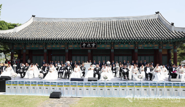 충남 공주시 선화당에서 ‘제25회 장애인 합동결혼식’을 통해 33쌍의 부부가 백년가약을 맺었다. @충청남도