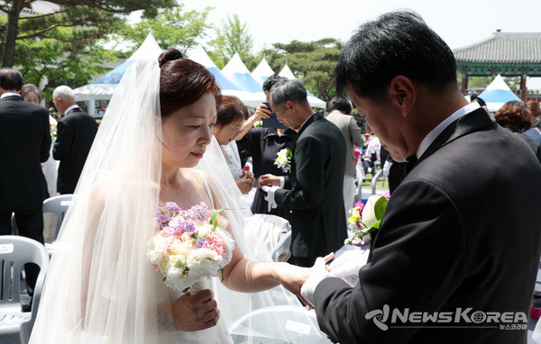 충남 공주시 선화당에서 ‘제25회 장애인 합동결혼식’을 통해 33쌍의 부부가 백년가약을 맺었다. @충청남도