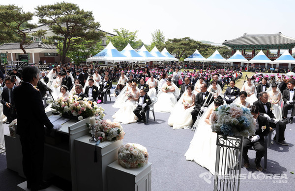 충남 공주시 선화당에서 ‘제25회 장애인 합동결혼식’을 통해 33쌍의 부부가 백년가약을 맺었다. @충청남도