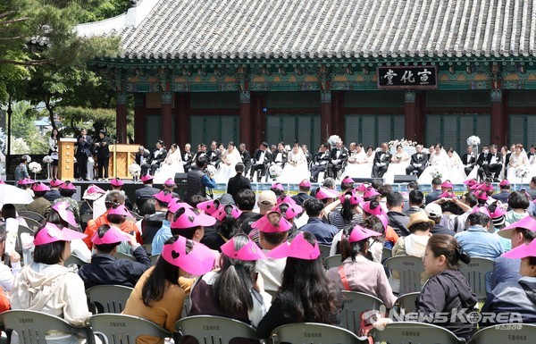 충남 공주시 선화당에서 ‘제25회 장애인 합동결혼식’을 통해 33쌍의 부부가 백년가약을 맺었다. @충청남도